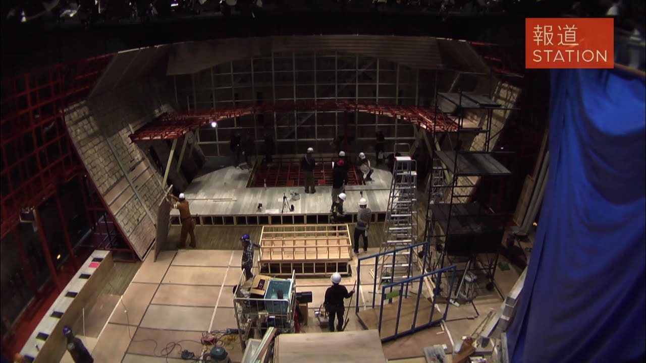 報道番組のスタジオセット