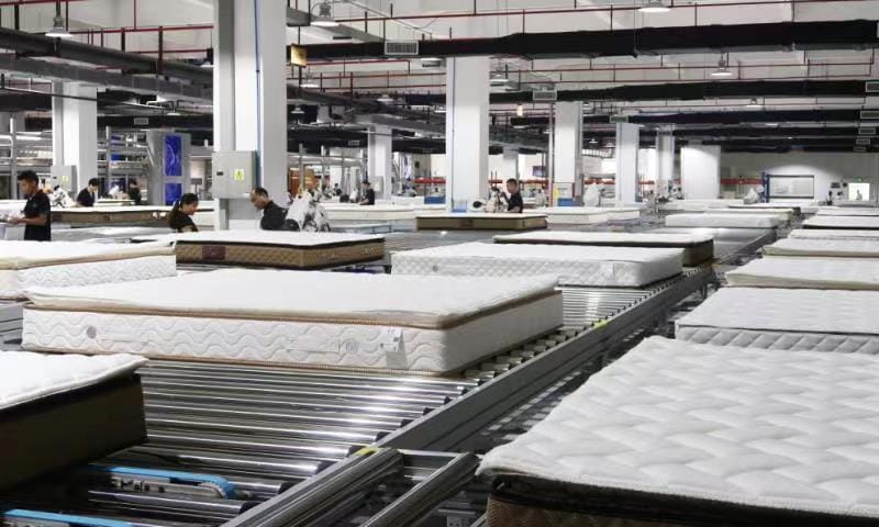 M&aacute;quina de acolchado multi-aguja para producci&oacute;n de colchones