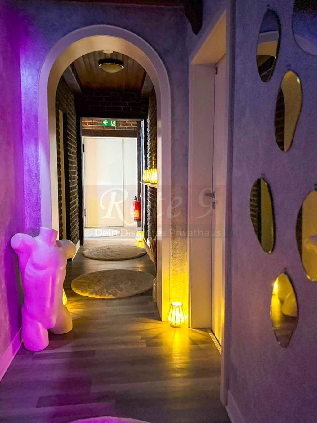 Elegantes gotisches Zimmer mit rot-schwarzem Farbschema