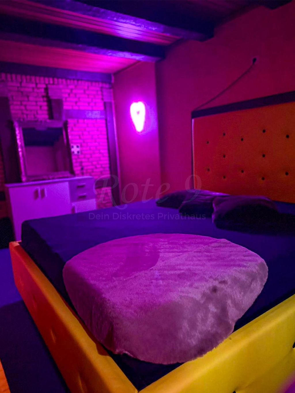 Moderne luxuriöse schwarze Schlafzimmersuite