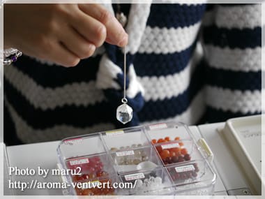 パワーストーン ブレスレット講座で受講生がブレスレットを制作している様子