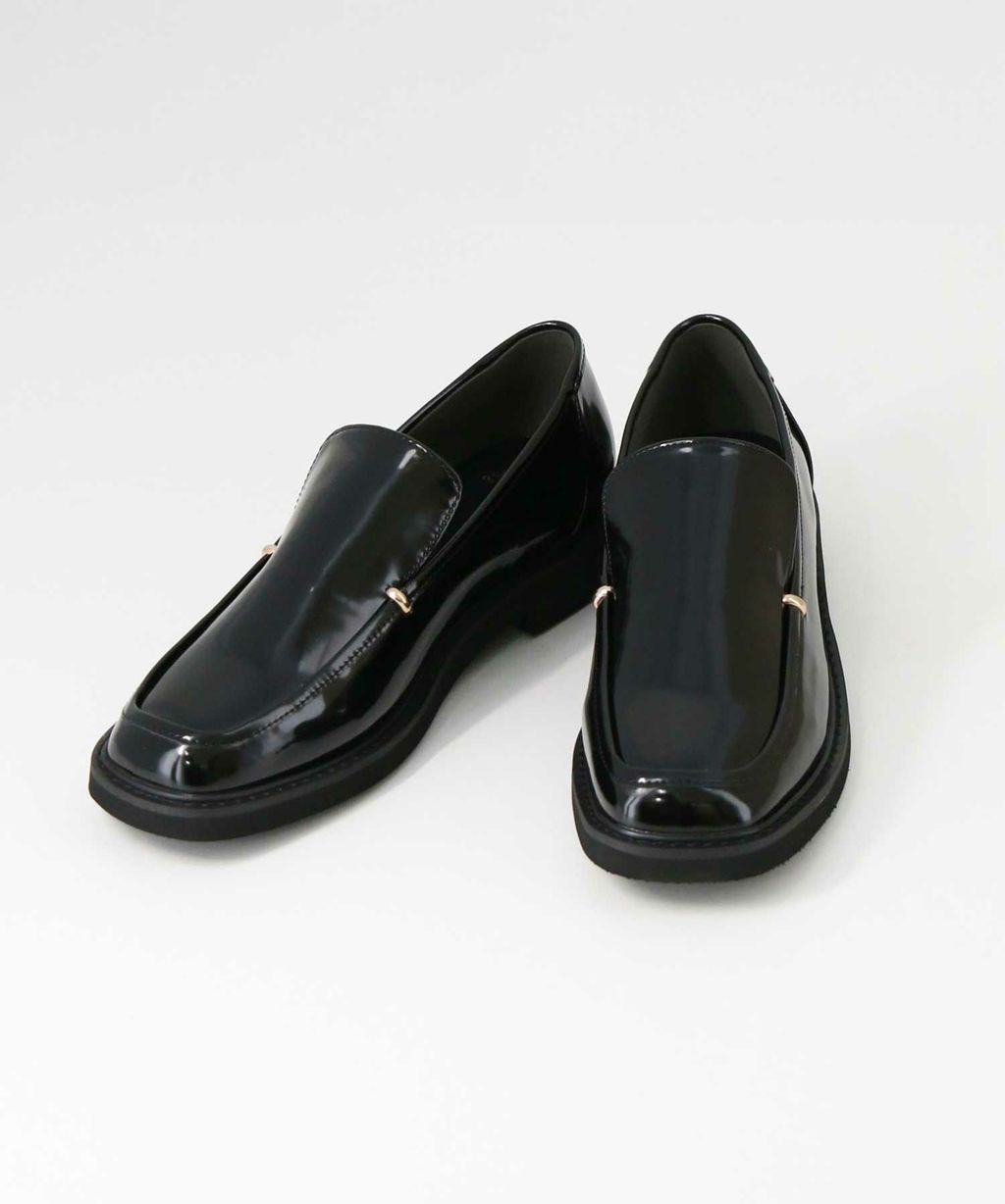 エナメルローファー