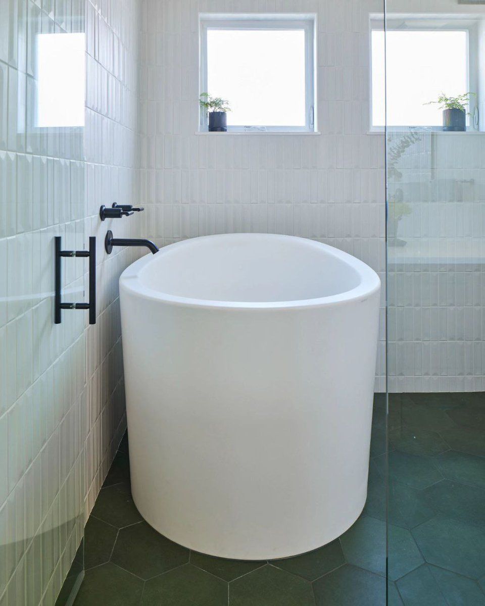 Freestanding bathtub with elegant modern design