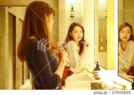 パウダールームでメイク直し