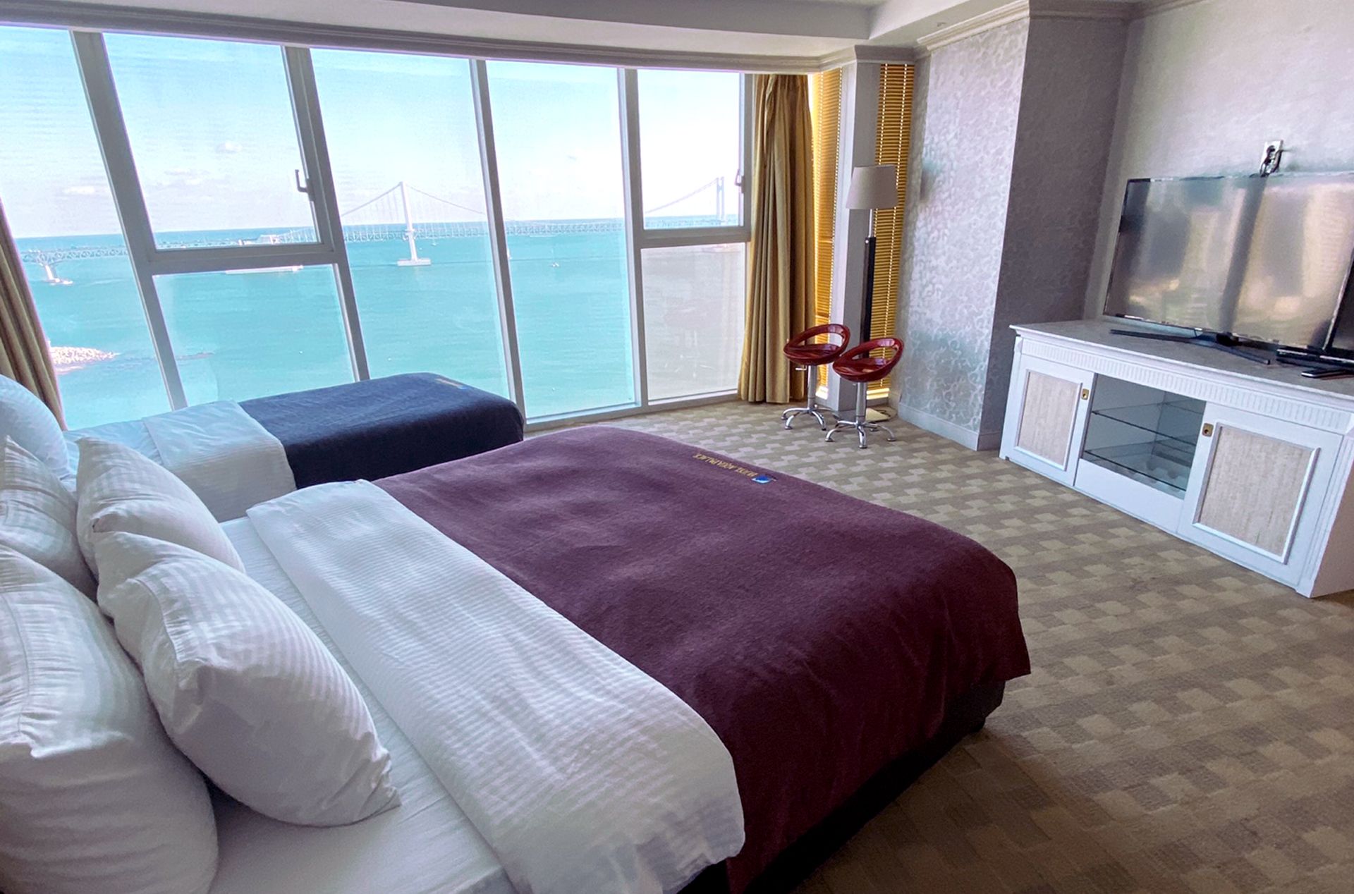 ホテルアクアペリスから望む広安大橋のライトアップ