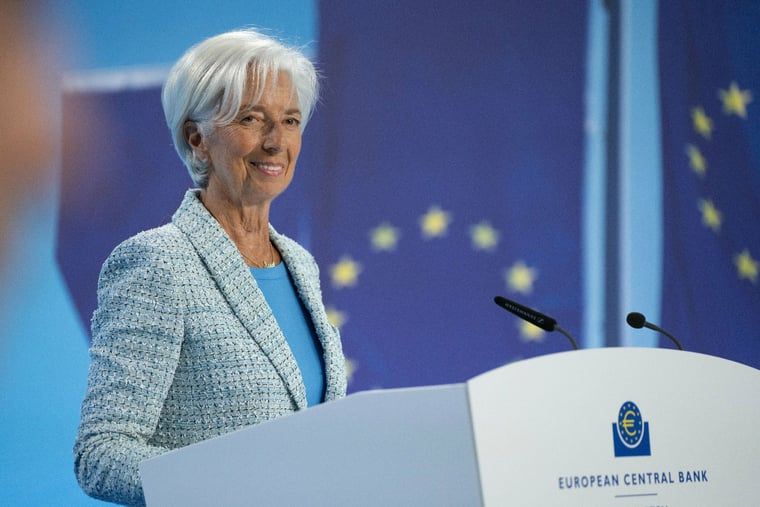 EZB-Präsidentin Christine Lagarde vor EU-Flagge beim European Central Bank Pressebriefing