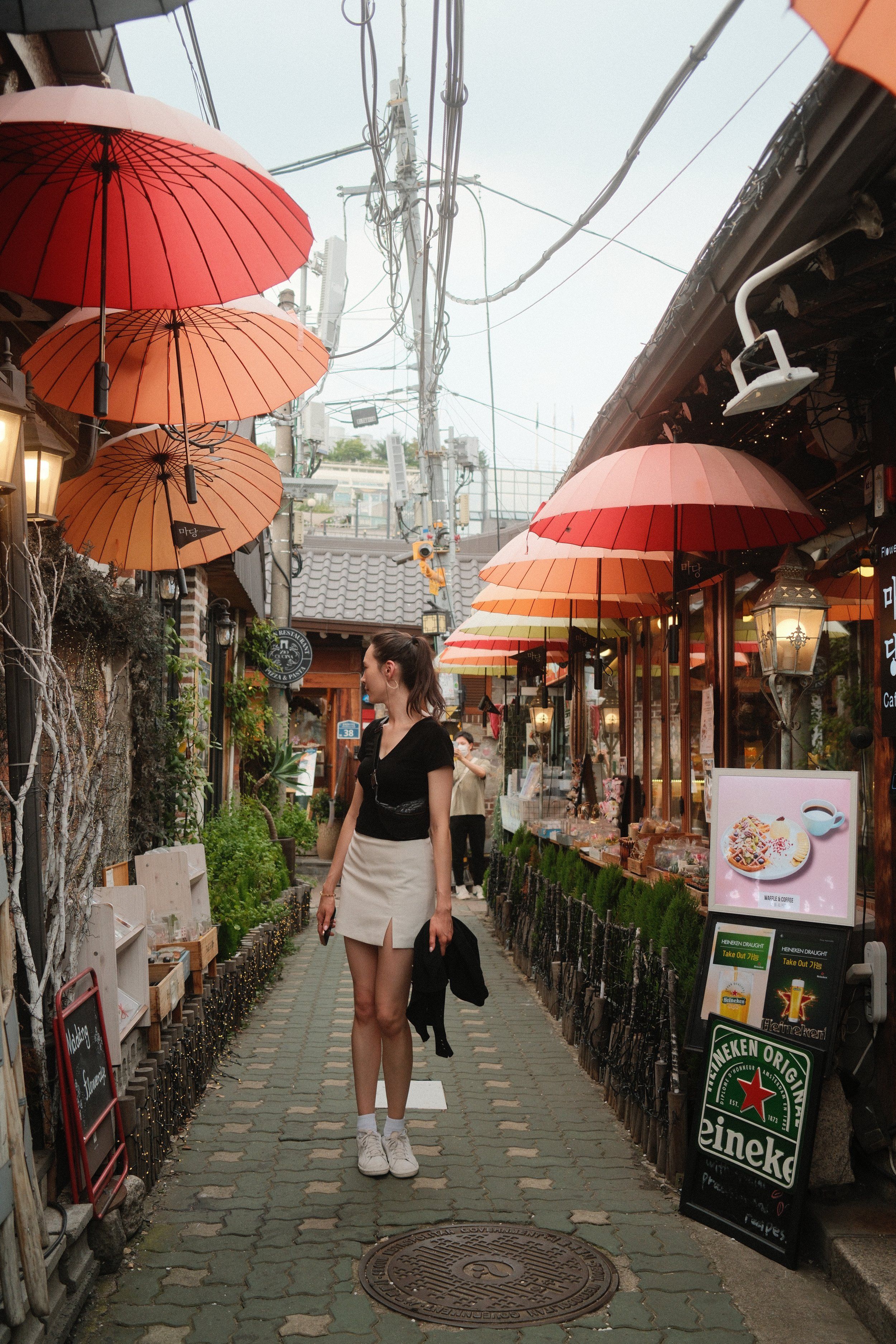 Ikseon-dong Seoul narrow alley with traditional hanok shops and boutiques at dusk