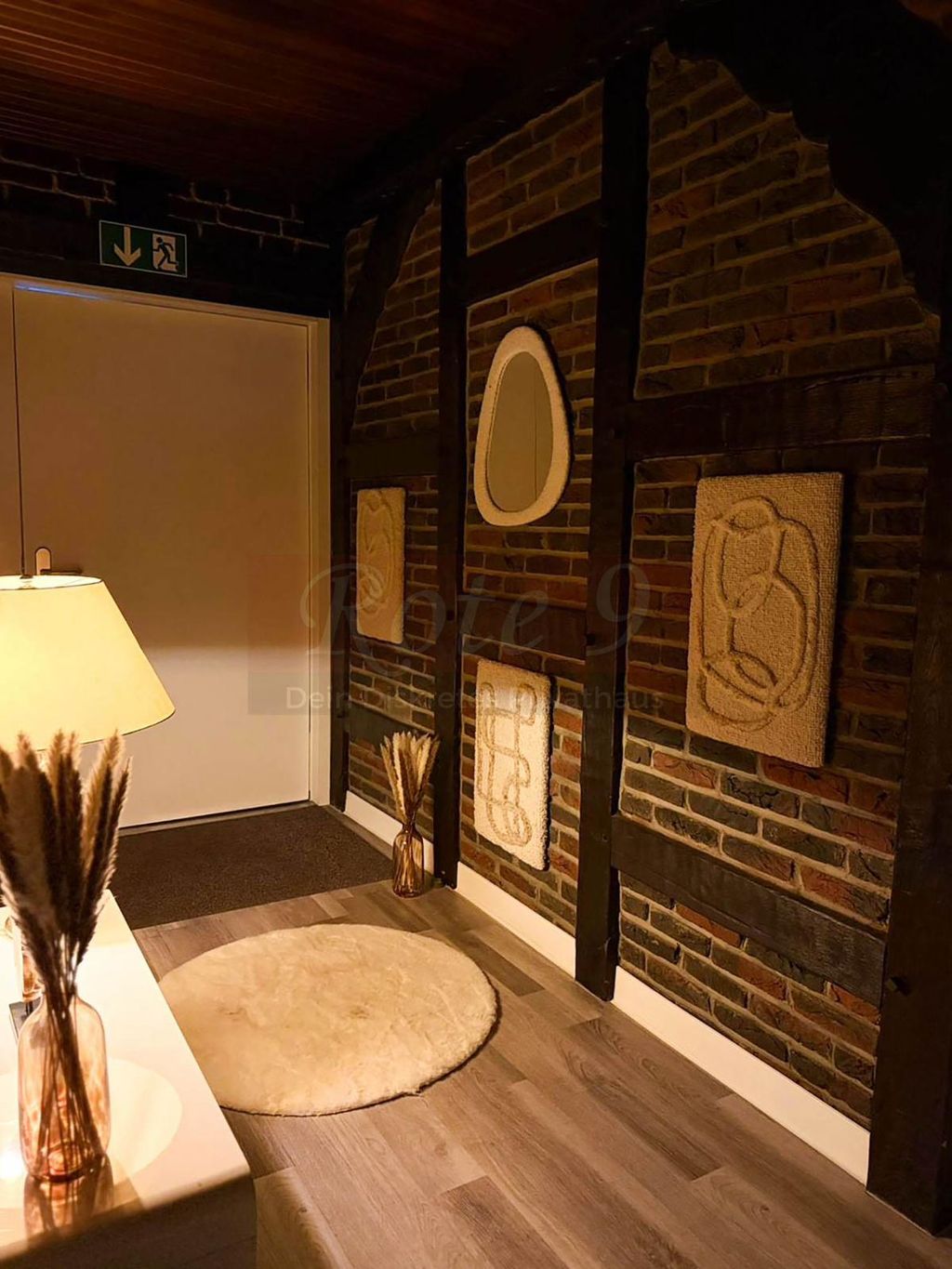 Luxuriöses Hotelzimmer mit rotem Kissen