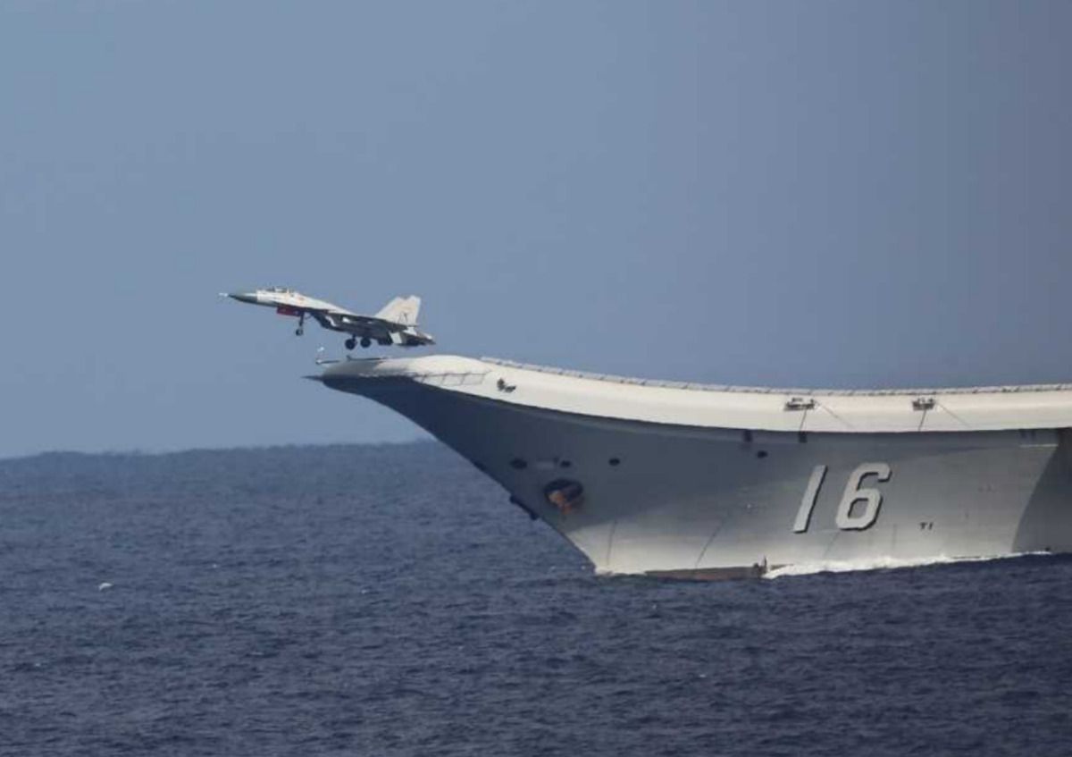 中国空母遼寧とJ-15戦闘機