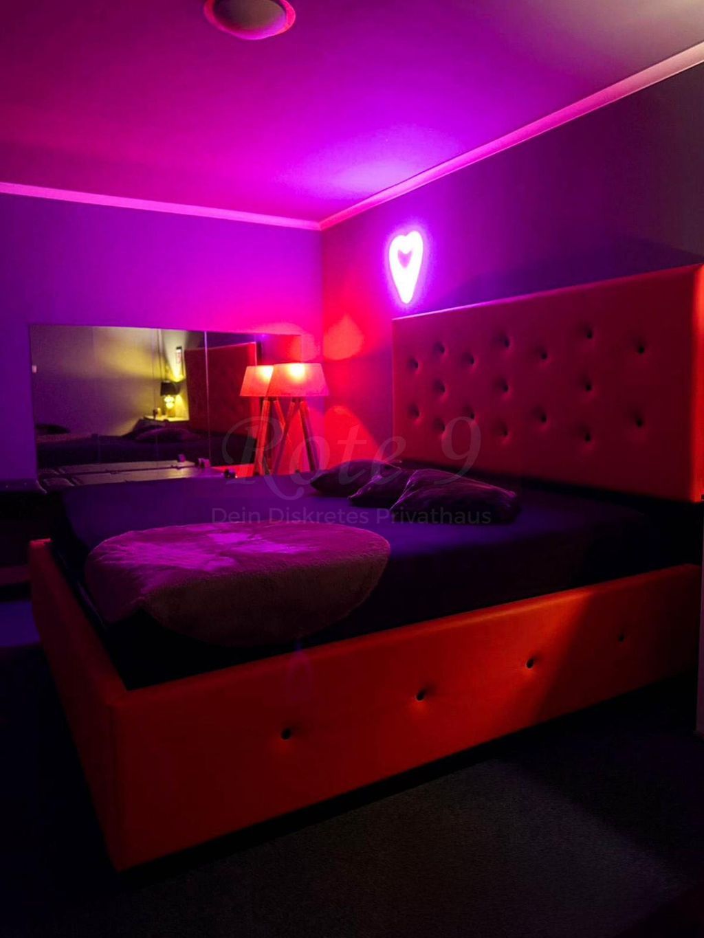 Luxuriöses Hotel Zimmer mit roter Dekoration