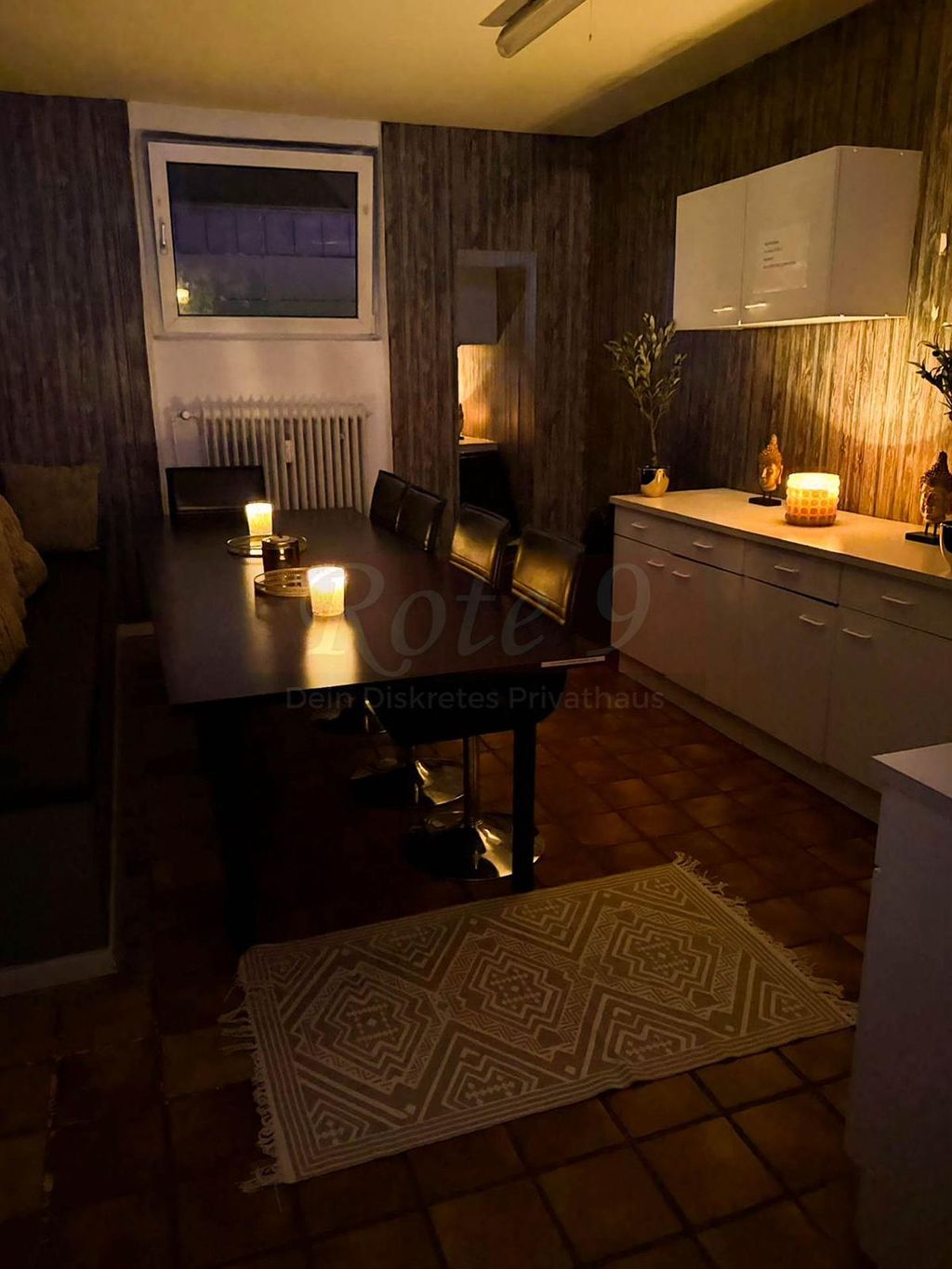 Luxuriöses Hotelzimmer mit Kerzenlicht