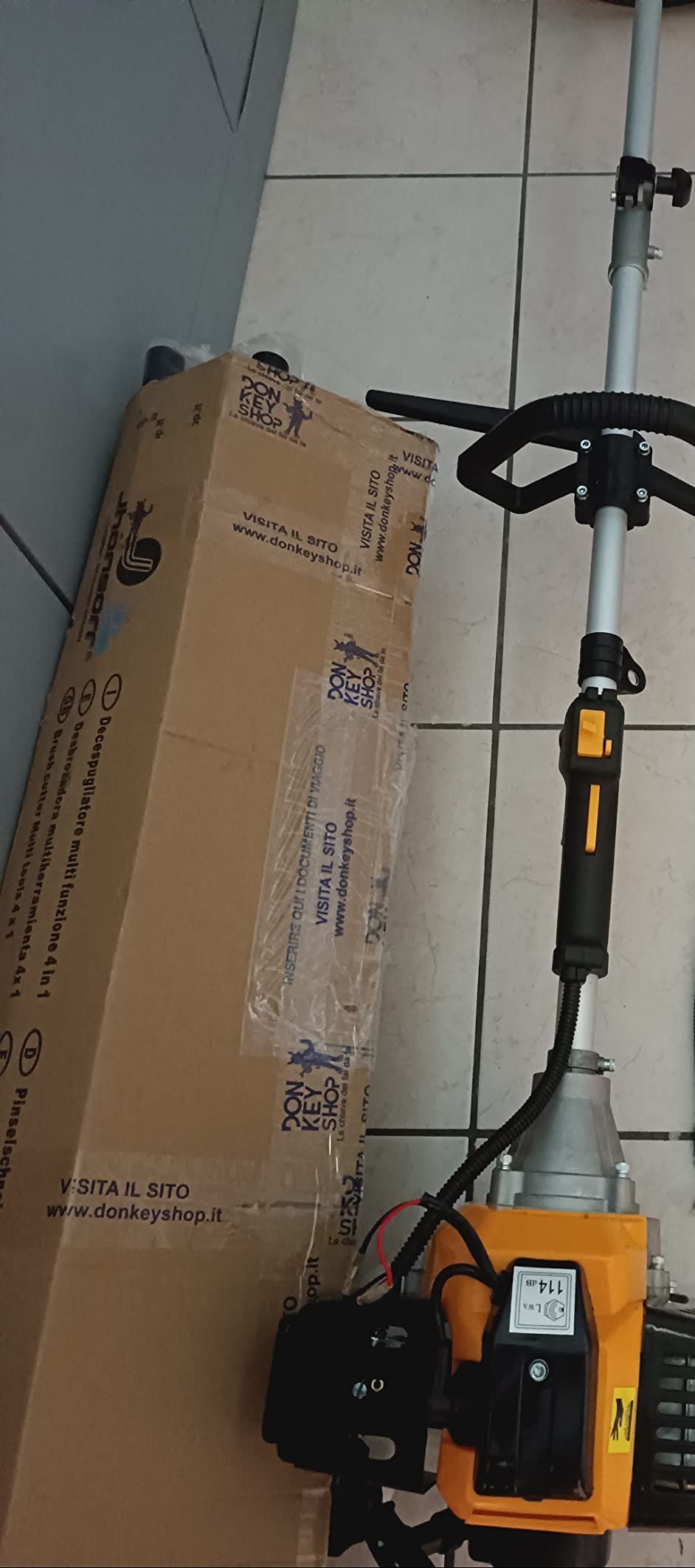 Decespugliatore multifunzione in azione